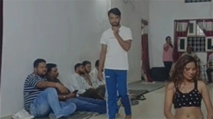 *अर्धनग्न युवतियों का अश्लील डांस और शराबखोरी, वीडियो वायरल होने से मचा हड़कंप*
