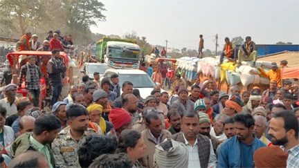 *धान बिक्री के लिए टोकन नहीं मिलने से नाराज किसानों ने राजपुर में नेशनल हाईवे किया जाम*