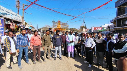 *आदिवासी बुजुर्ग की हत्या के आरोप में हिरासत में लिए गए एसडीएम के खिलाफ लोगों में उबाल*