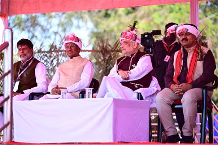 *स्कूली बच्चों की प्रस्तुति से प्रभावित हुए केंद्रीय गृह मंत्री शाह , ताली बजाकर बढ़ाया उत्साह*