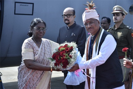 *राष्ट्रपति द्रौपदी मुर्मू का जगदलपुर के मां दंतेश्वरी एयरपोर्ट में आत्मीय स्वागत*