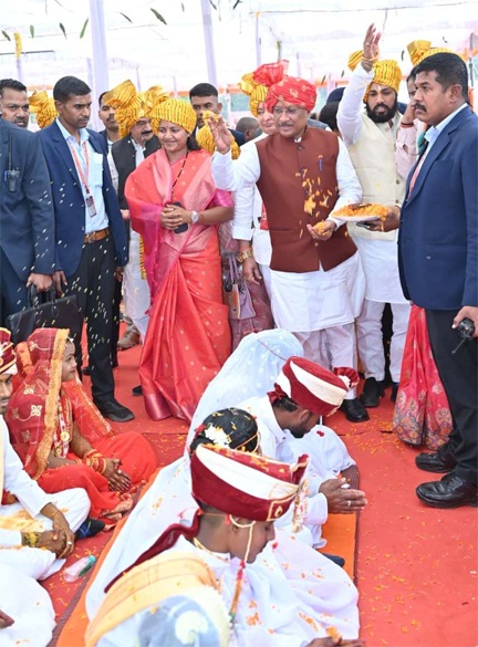 *बौद्ध परंपराओं के साथ छह नवदंपत्तियों ने लिया जीवनभर साथ निभाने का संकल्प*