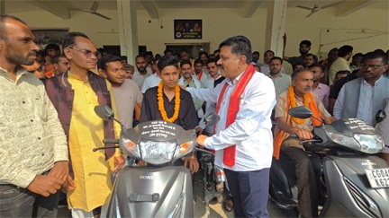 *उपमुख्यमंत्री विजय शर्मा की तत्परता से दो दिव्यांगों को मिली स्कूटी, चेहरे पर लौटी मुस्कान*