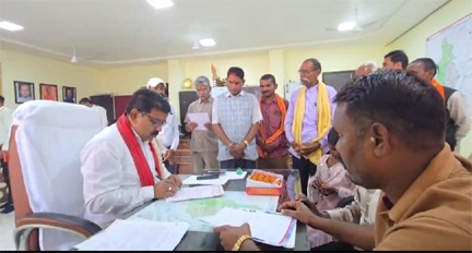 *उपमुख्यमंत्री विजय शर्मा ने विधायक कार्यालय में लोगों से की मुलाकात*