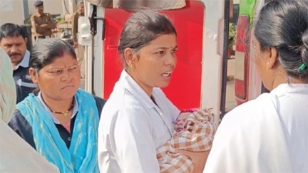 *चलती ट्रेन में महिला ने दिया बच्ची को जन्म*