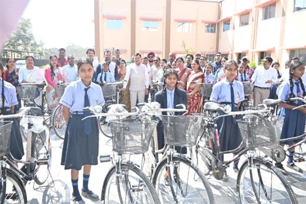 *उद्योग मंत्री लखन लाल देवांगन ने छात्राओं को बांटी साइकिल, बोले: खूब पढ़े-खूब बढ़े*