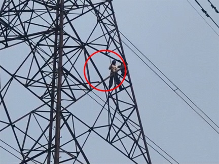 रायपुर में हाईटेंशन टावर पर ग्रामीण ने किया चढ़ाई, मचा हड़कंप