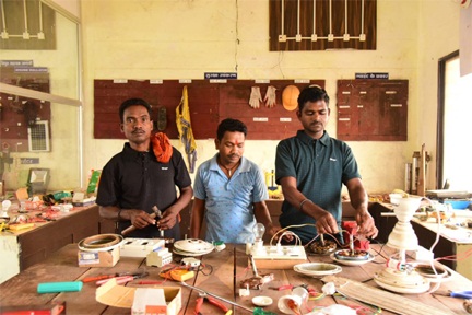 *अब हथियार नहीं, हुनर से बदल रही पुनर्वासितों की जिंदगी : इलेक्ट्रीशियन ट्रेड में दिया जा रहा प्रशिक्षण*