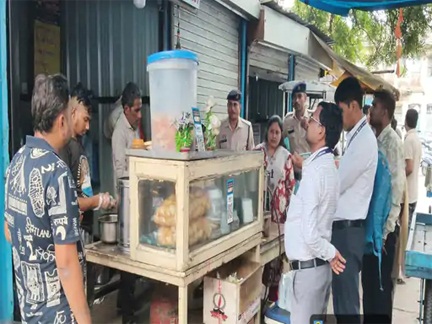 *20 लीटर गुपचुप पानी में हरा रंग मिला*