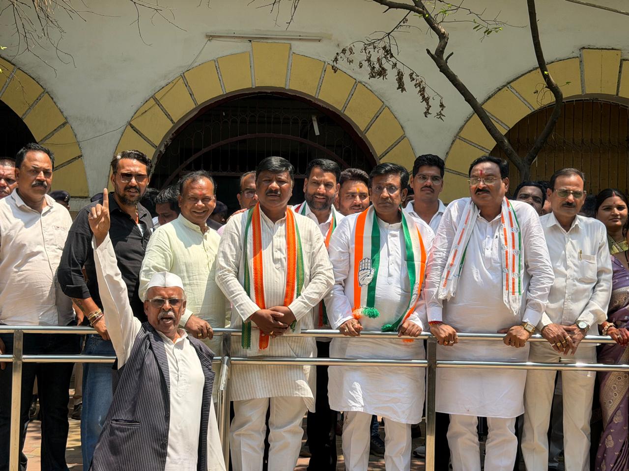 रायपुर,,गैस सिलेंडर वितरण की तिथी 25 दिन किये जाने के लिये कांग्रेसजनों ने कलेक्टर को ज्ञापन सौंपा।*