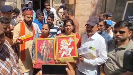 *धार भोजशाला: भीड़भाड़ में सुरक्षा ने धार्मिक फोटो पर लगाया प्रतिबंध*