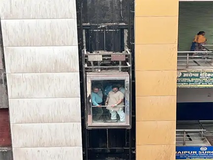 *बीजेपी प्रवक्ता अमित चिमनानी के साथ हादसा, लिफ्ट में फंसने से हड़कंप*