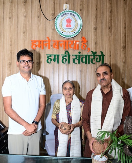 *बस्तर में चिकित्सा की अलख जगाने वाले पद्मश्री डॉ. गोडबोले दंपति का वित्त मंत्री ओपी चौधरी ने किया आत्मीय अभिनंदन*