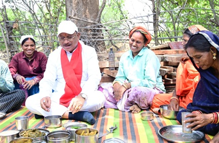 *निर्माणाधीन पंचायत भवन के निरीक्षण के दौरान मुख्यमंत्री को श्रमिकों ने दिया भोजन का न्यौता : साथ बैठकर खाया बोरे बासी और आमा चटनी*